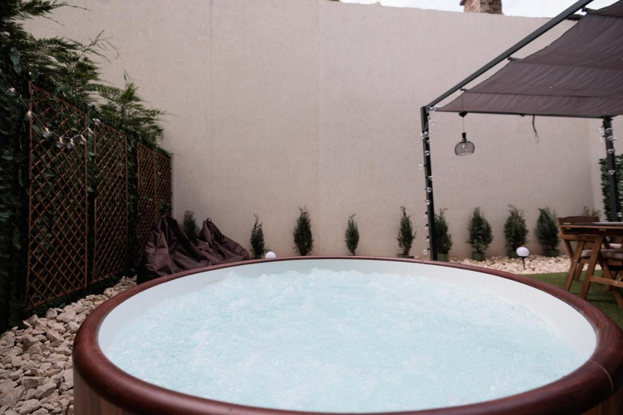 Апартаменти Downtown Hidden Garden With Jacuzzi In Бухарест Екстер'єр фото