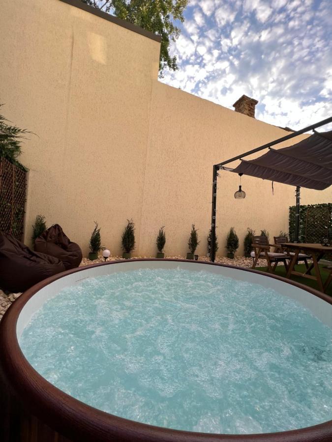 Апартаменти Downtown Hidden Garden With Jacuzzi In Бухарест Екстер'єр фото
