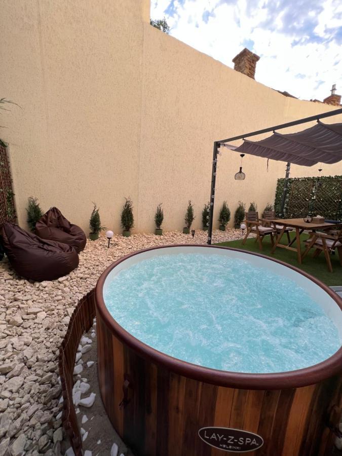 Апартаменти Downtown Hidden Garden With Jacuzzi In Бухарест Екстер'єр фото