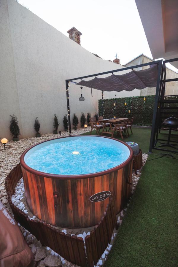 Апартаменти Downtown Hidden Garden With Jacuzzi In Бухарест Екстер'єр фото